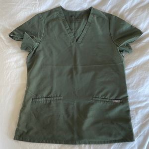 Casma 3 pocket scrub top